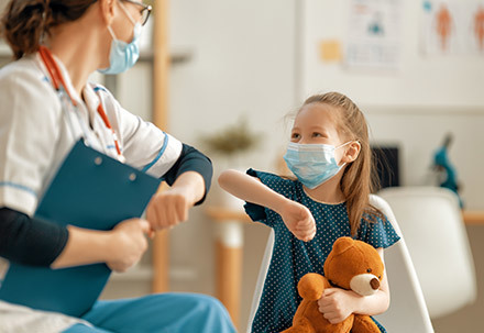 Bild header Gesundheitswesen zeigt eine Ärztin und ein Kind mit Teddybär..